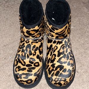 Leopard print Ugg’s. Worn once. Size 7. Ankle length.